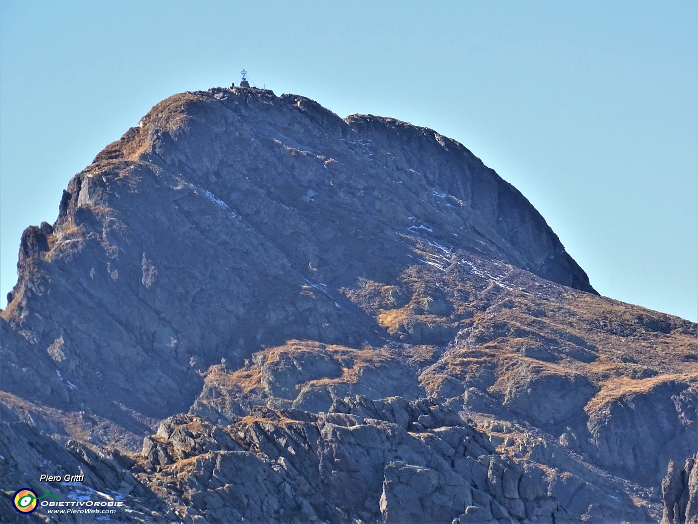 44 Maxi zoom in Pizzo Tre Signori (2554 m), si intravede la croce.JPG